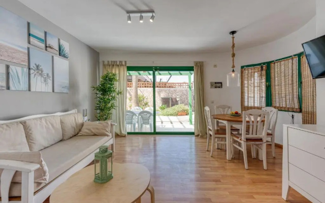 Apartment with pool and terrace 1 min from the Beach