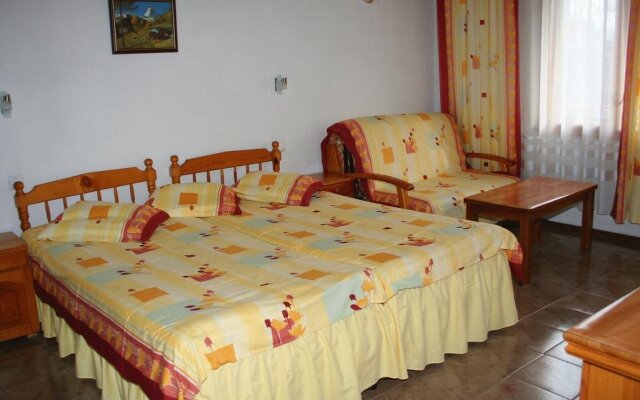 Отель Hadjipopov Green Lodge Банско комната для гостей
