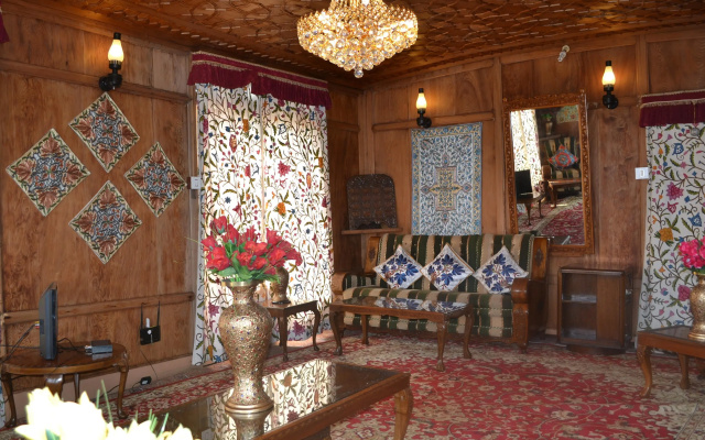 Peacock Houseboats