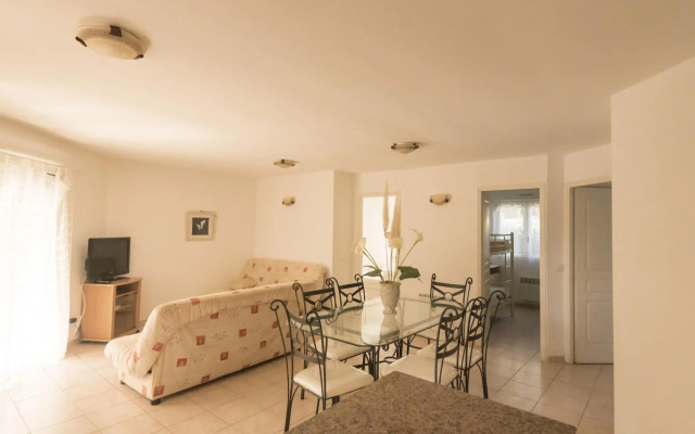 Cozy Holiday Home in Moriani-Plage in Swimming Pool