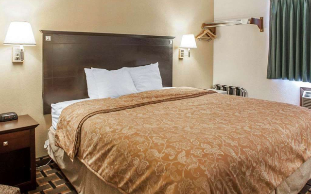 Econo Lodge Inn & Suites Davenport Area