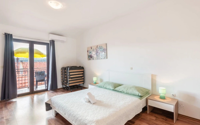 Serene Holiday Home in Posedarje near Sea