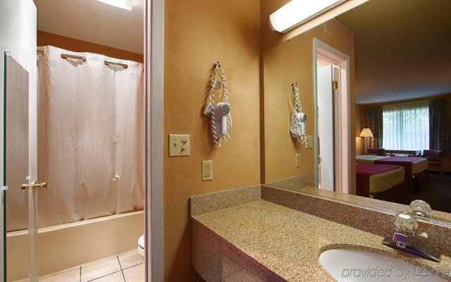 The Parkwood Inn & Suites