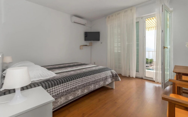 Amazing Home in Novi Vinodolski With 6 Bedrooms and Wifi