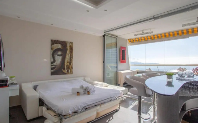 Nice & bright studio with veranda & parking in Villeneuve-Loubet - Welkeys