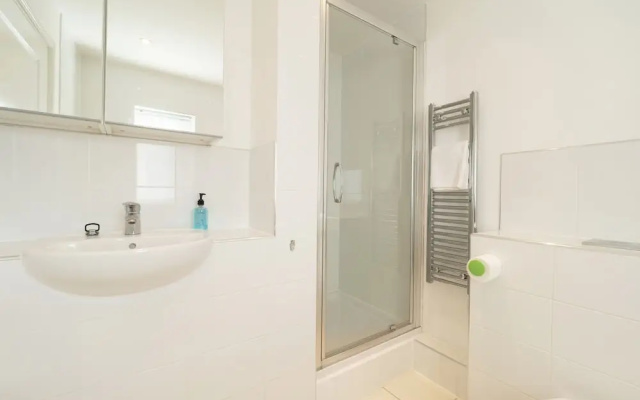 Spacious Townhouse Near the City Centre