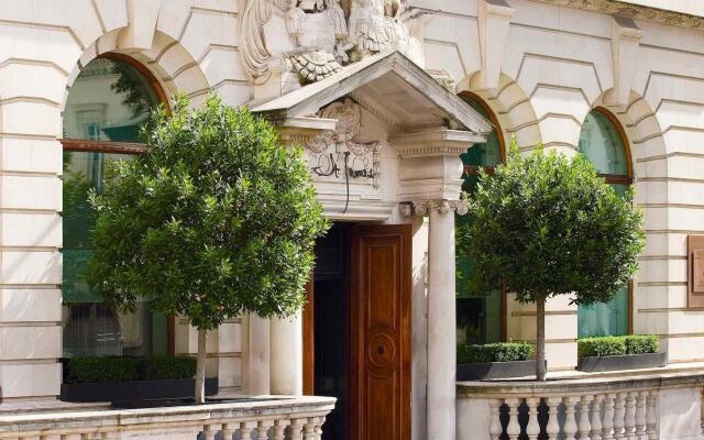 Отель Sofitel London St James вид на фасад