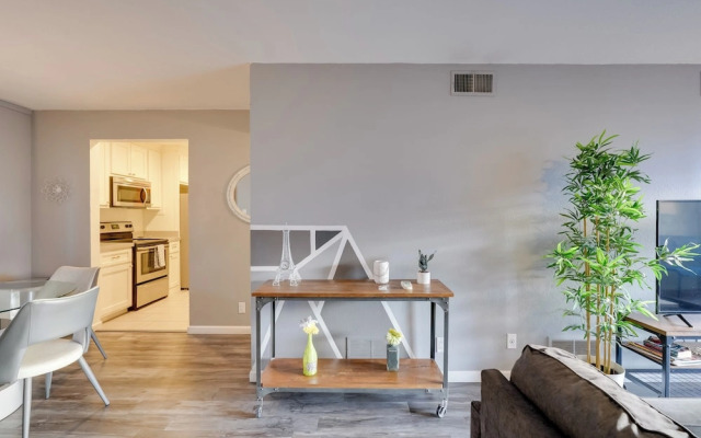 Fully Renovated! Walkable Old Town Condo