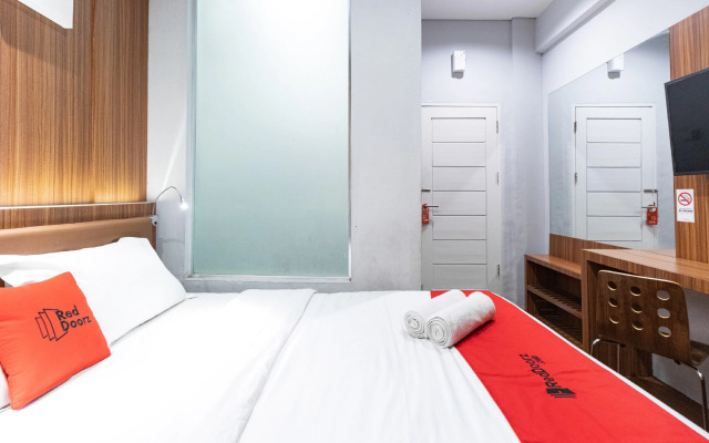 RedDoorz Premium near Centre Point Mall Medan