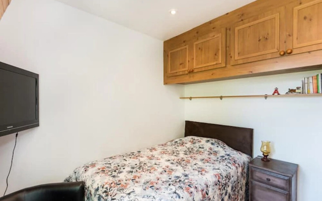 Inviting 5-bed House in London