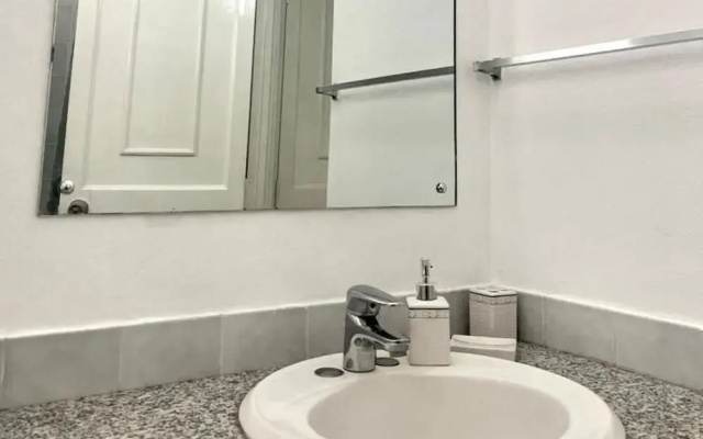 Cozy Central 1-bed Apartment in Kingston