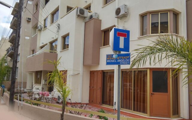 Отель Nondas Hill Hotel Apartments Кипр, Ларнака - отзывы, цены и фото номеров - забронировать отель Nondas Hill Hotel Apartments онлайн вид на фасад