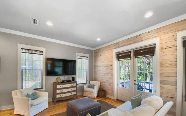 Happy House 4 Bedroom Home by Redawning