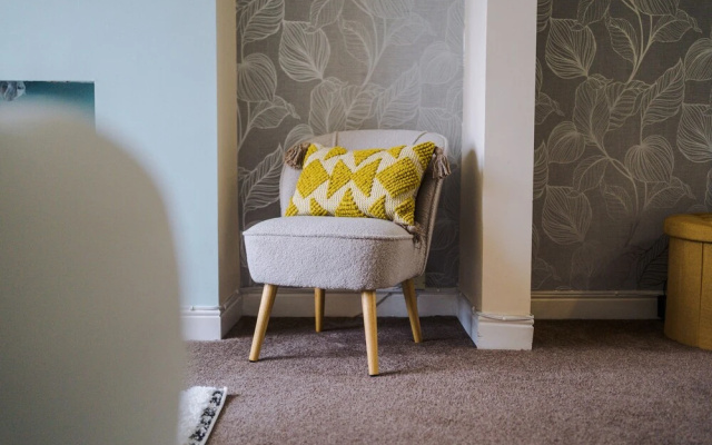Convenient 2 Bedroom Home With Parking