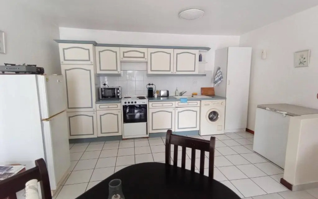 Lovely 2-bedroom vacation home with free parking