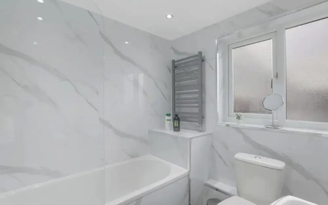 Spacious 4 Bedroom House With Parking