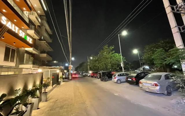Saltstayz Premier - Near Golf Course Road & Sector 57