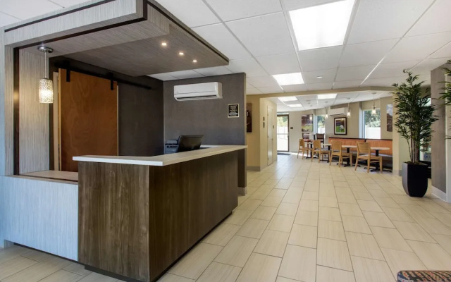 Country Hearth Inn & Suites - Columbia