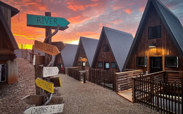 Wrong Way River Lodge & Cabins