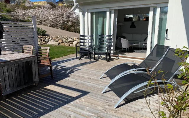 Två gästhus vid hav och strand