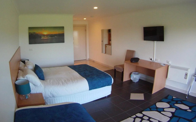 Island Breeze Motel