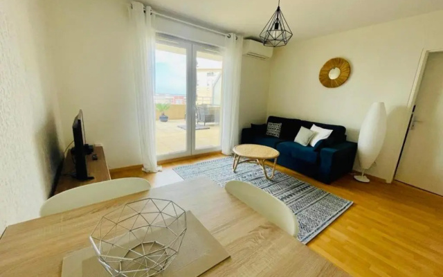 Magnificent 40m With Terrace And Sea View