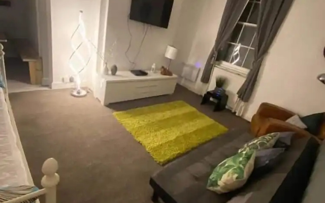 Russell Square Apartment