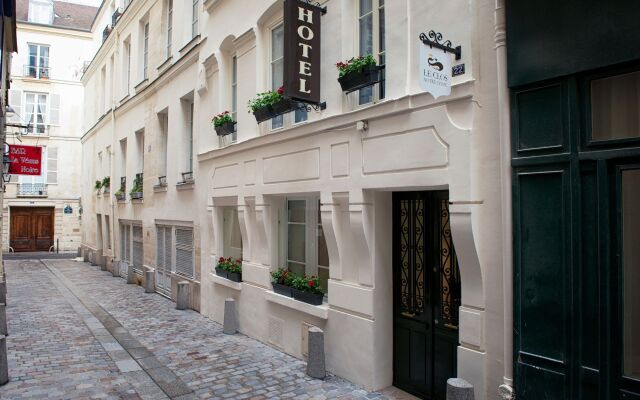 Отель Le Clos Notre Dame Париж вид на фасад