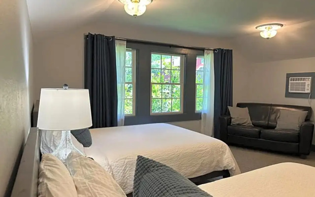 Westfir Lodge & Mountain Market