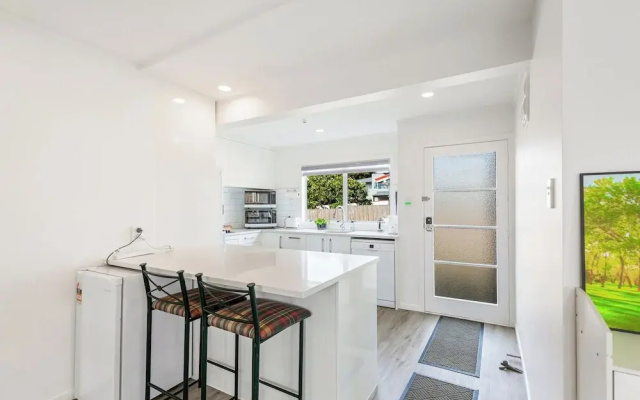 Spacious Renovated 3BR in Ellerslie I Zodiak Stays