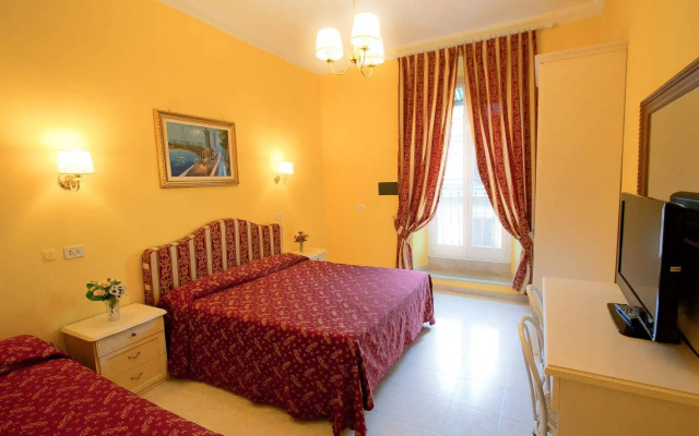 Hotel Bed In Roma