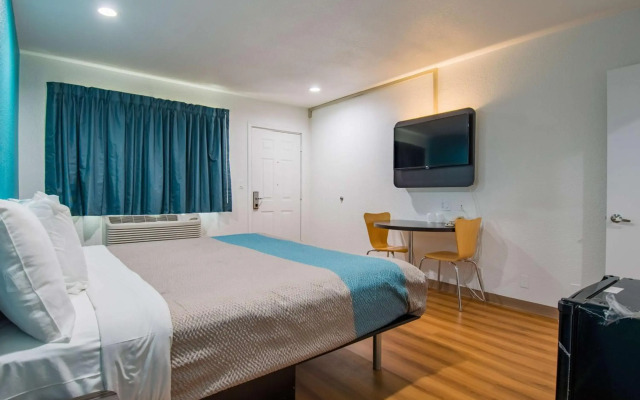 Motel 6 San Bernardino, CA - Downtown