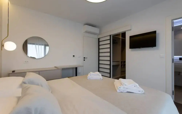 Moonlit Mirage Villa With Pool, Gym and Sauna