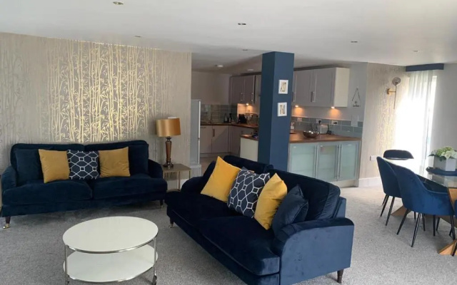 Beautiful 3 bedroom apartment by the Sea