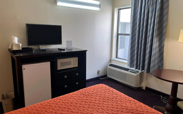 Days Inn by Wyndham Southern Hills/ORU