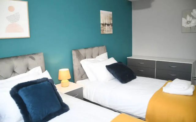 House Sleeps 8 With Garden and Parking