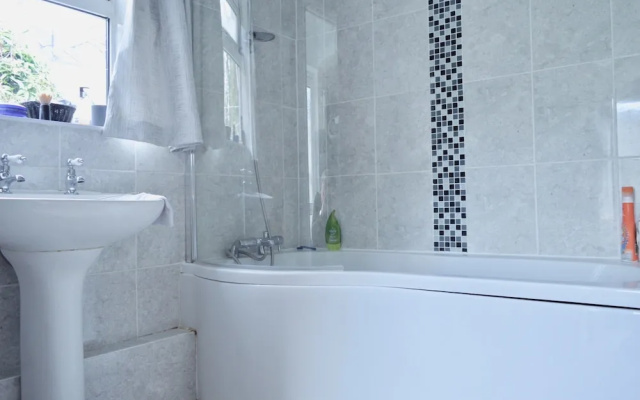 2 Bedroom House in Popular Bristol Neighbourhood
