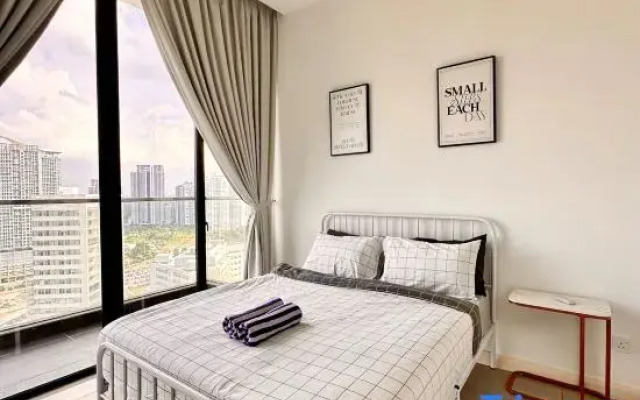 4 bedder D’Pristine condo 22-25 opp legoland (13pax)
