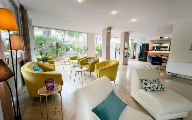 Aura Living Hotel