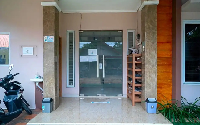 RedDoorz Syariah near Kota Cinema Mall Jatiasih