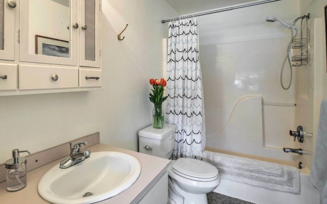 Charming Rockaway Beach House, Walk to Ocean!