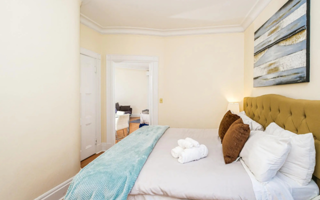 Gorgeous 1BR + View | Theatre District | Evonify