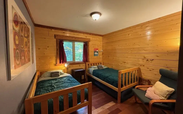 21gs - Log  - Pets Ok - Sleeps 6 3 Bedroom Home by RedAwning