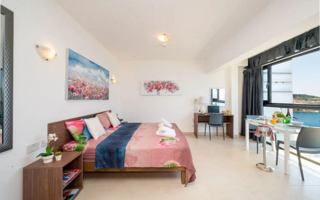 Islet Promenade Studio with Hot Tub and Panoramic Sea Views by GetawaysMalta