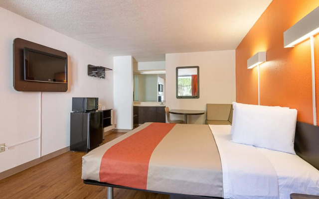 Motel 6 Newnan, GA