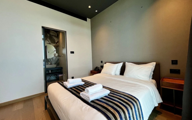 128 LIM - 2106 Stay Only Tower Suite