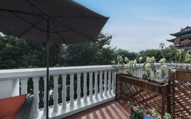 Flowers of the wayfaring seasons Hotel