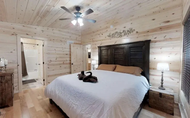 Foxes' Den Cabin with Private Hot Tub and Arcade Game by RedAwning