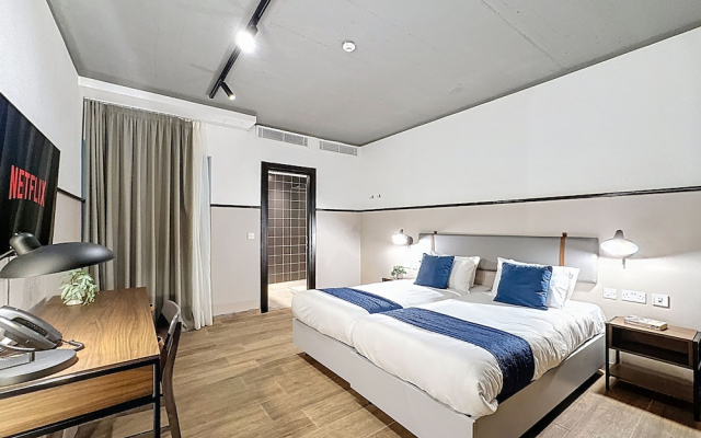 South 32 Hotel by Zzzing