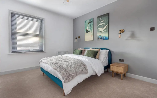 2 Bedroom House- Hereford City Centre with Parking